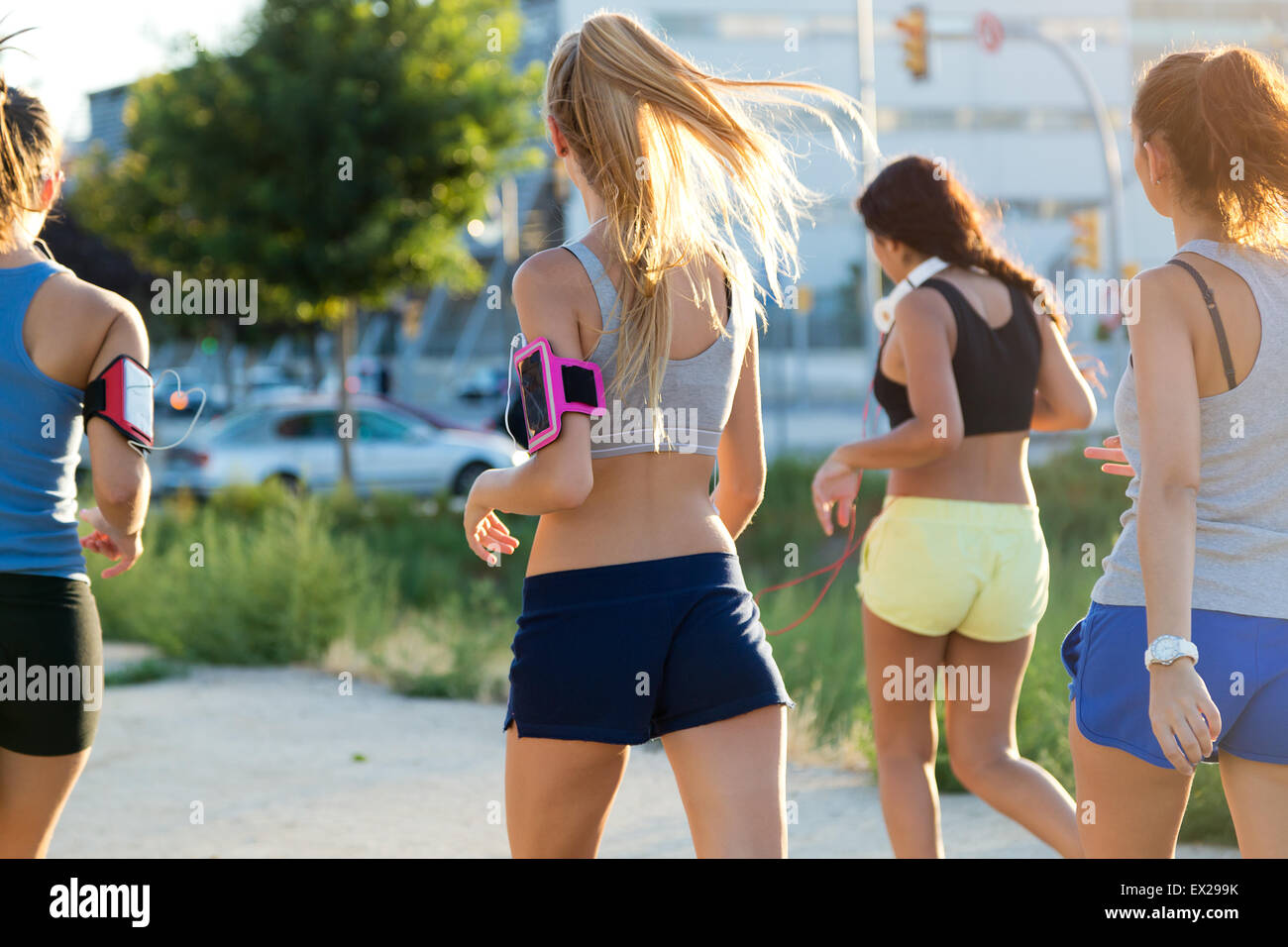 Outdoor-Porträt der Gruppe von Frauen, die in den Park laufen. Stockfoto