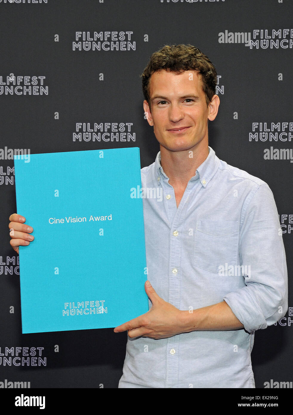 München, Deutschland. 4. Juli 2015. Kanadischer Filmregisseur und Drehbuchautor Andrew Cividino posiert mit seinen Award während der Filmfestspiele CineVision Awards in München, Deutschland, 4. Juli 2015. Cividino erhielt für seinen Film "Schlafenden Riesen". Foto: Ursula Düren/Dpa/Alamy Live News Stockfoto