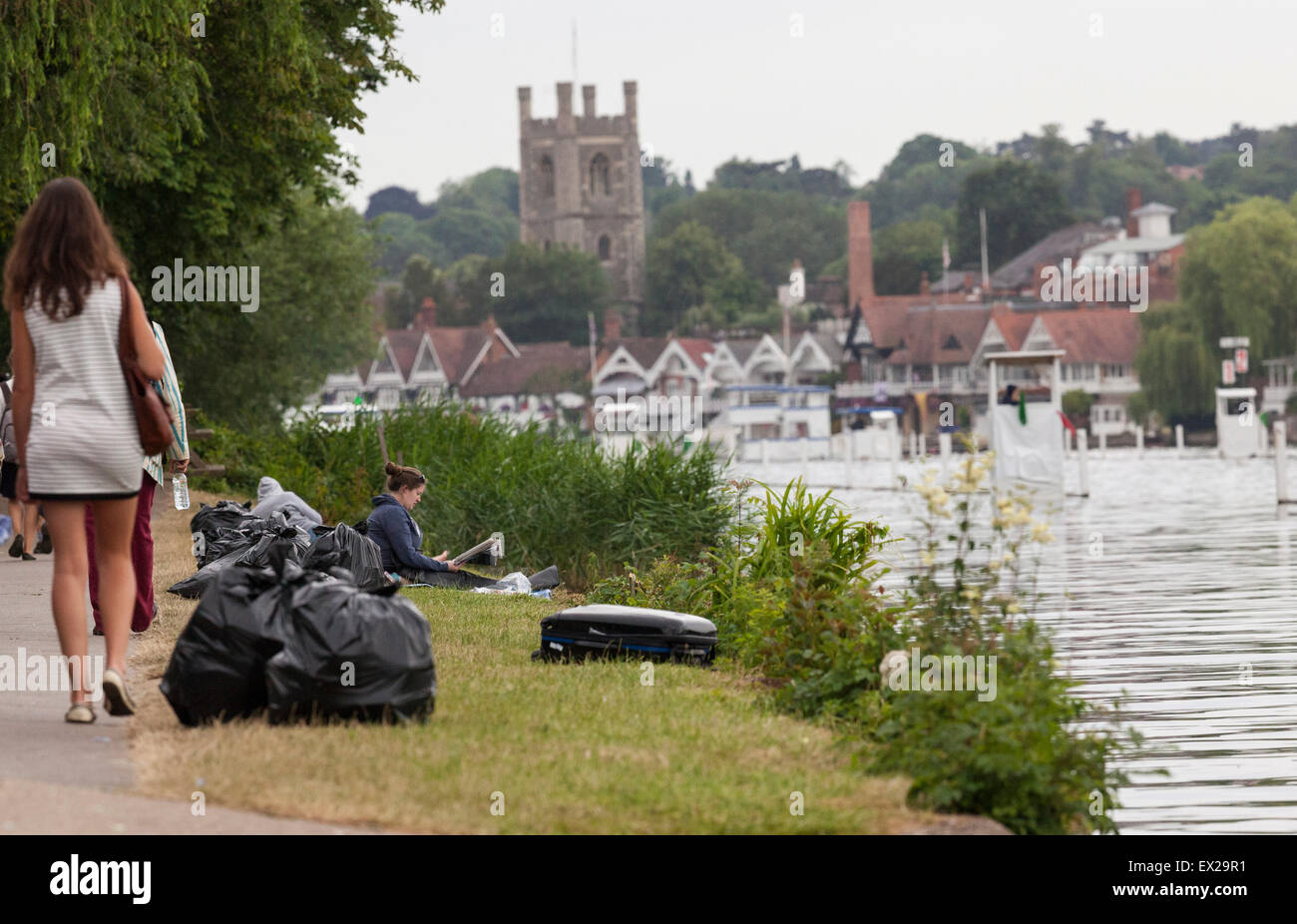 Henley on Thames, Oxon, UK. 5. Juli 2015. 5. Juli 2015, ist Henley Royal Regatta: Saturday Night Party-Nacht mit Feuerwerk und Pop-up-Clubs entlang des Flusses geworden. Bildnachweis: Allan Staley/Alamy Live-Nachrichten Stockfoto