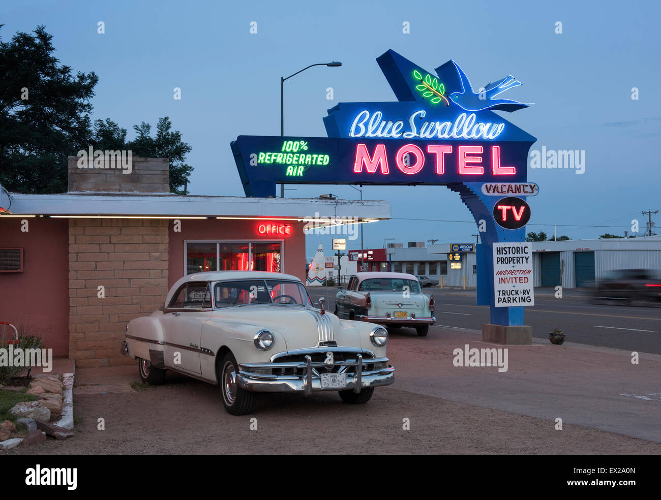 Blaue Schwalbe Motel in Tucumcari, New Mexico mit Bonneville-Oldtimer Stockfoto