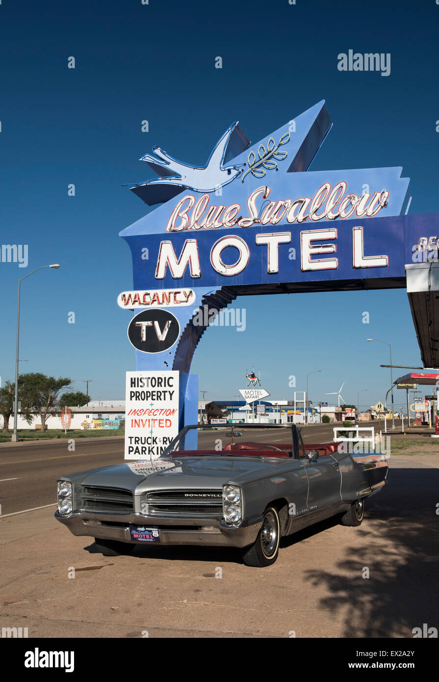 Blaue Schwalbe Motel in Tucumcari, New Mexico mit Bonneville-Oldtimer Stockfoto