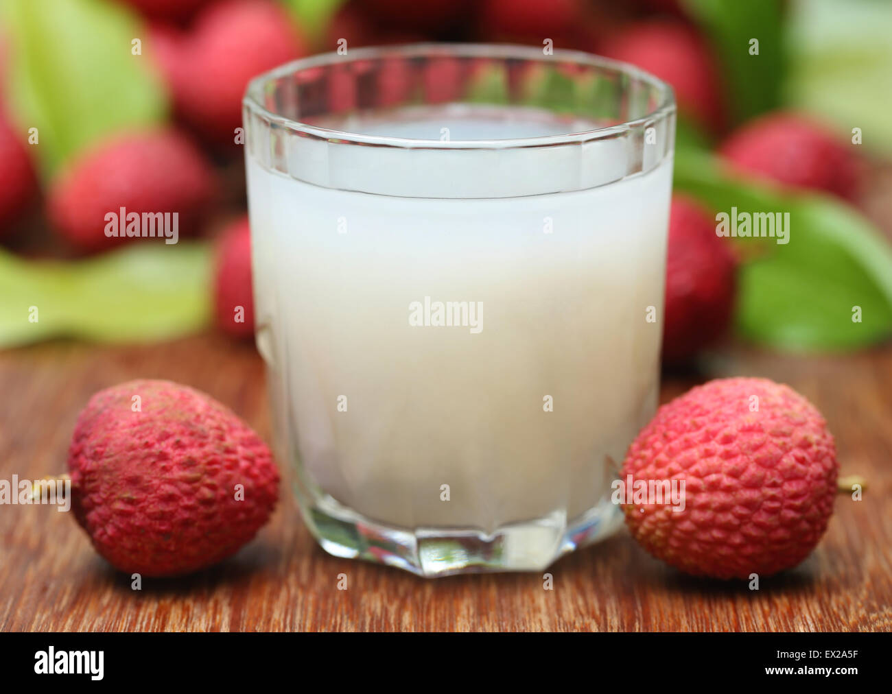 Nahaufnahme von frischen Litschi-Saft mit Früchten Stockfotografie - Alamy