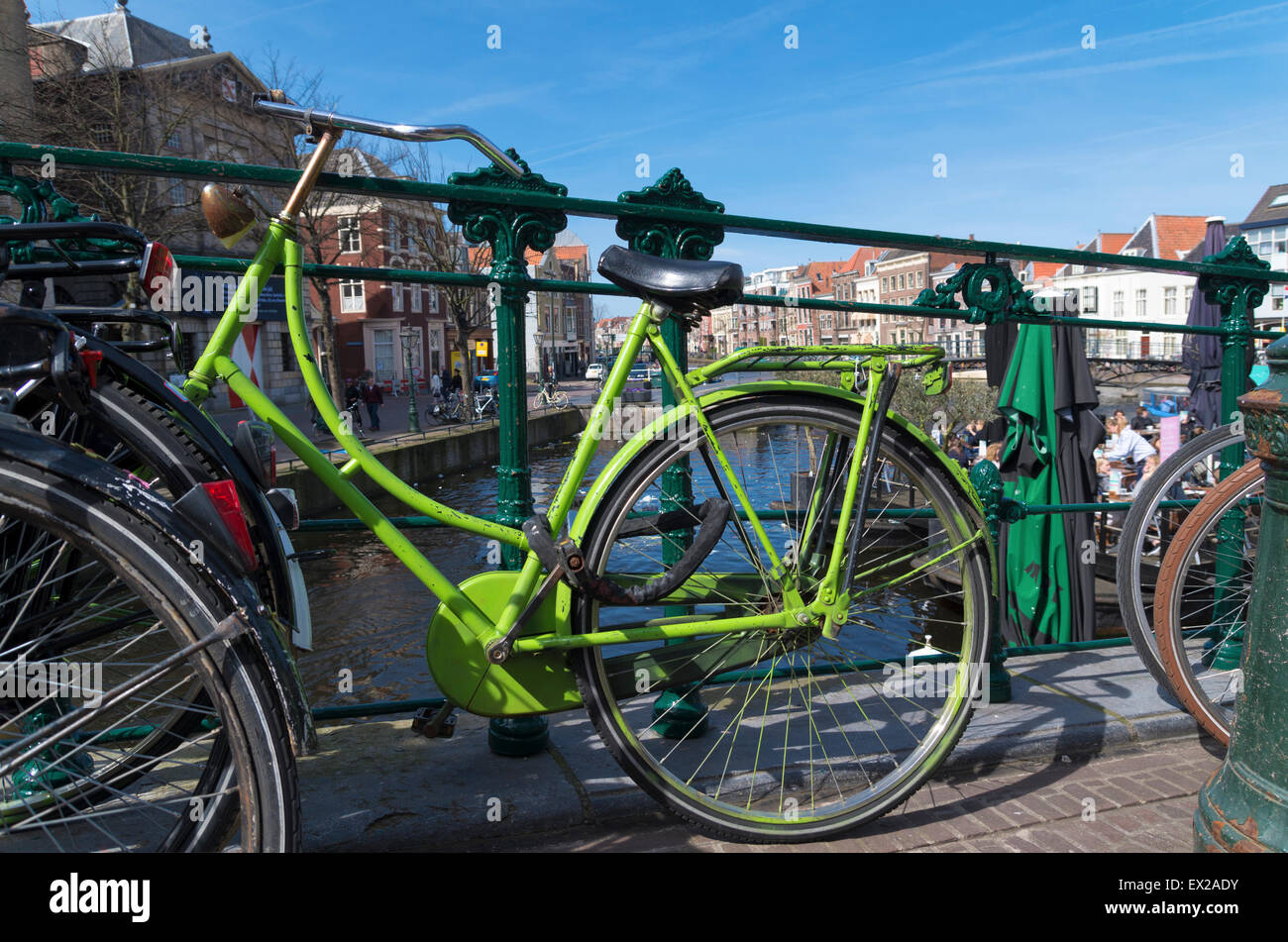 grünen Fahrrad auf einer Brücke in Leiden, Niederlande Stockfoto