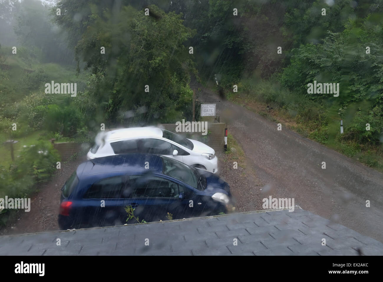 Titley, Herefordshire, England. 5. Juli 2015. UK Wetter: Sintflutartige Regenfälle am 13:00 verursacht lokale Überschwemmungen in ländlichen Herefordshire. Der starke Regen kommt nach einigen Tagen sehr heißes und feuchtes. Stockfoto