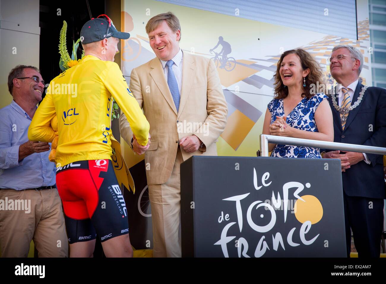 Utrecht, Niederlande. 4. Juli 2015. BMC Racing Team-Fahrer Rohan Dennis (2. L) von Australien ist von der Dutch King Willem-Alexander (C) neben Utrechts Bürgermeister Jan van Zanen auf dem Podium nach dem Gewinn der Gesamtführende gelbe Trikot in der ersten Phase der 102. Auflage der Tour de France-Radrundfahrt in Utrecht, die Niederlande, 4. Juli 2015 beglückwünscht werden. Foto: Patrick van Katwijk / POINT DE VUE OUT - NO WIRE SERVICE-/ Dpa/Alamy Live News Stockfoto