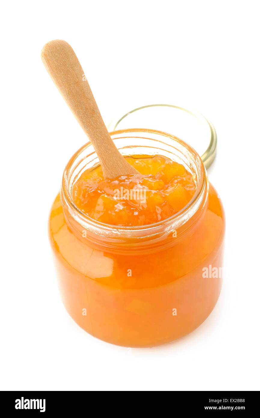 Glas Pfirsich Marmelade auf weißem Hintergrund Stockfoto