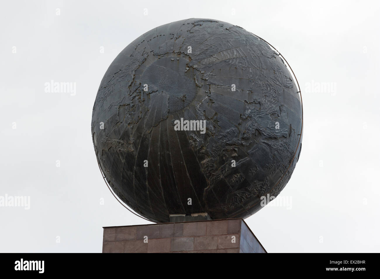 Detail der Welt mit Europa, auf dem Äquator-Denkmal Stockfoto