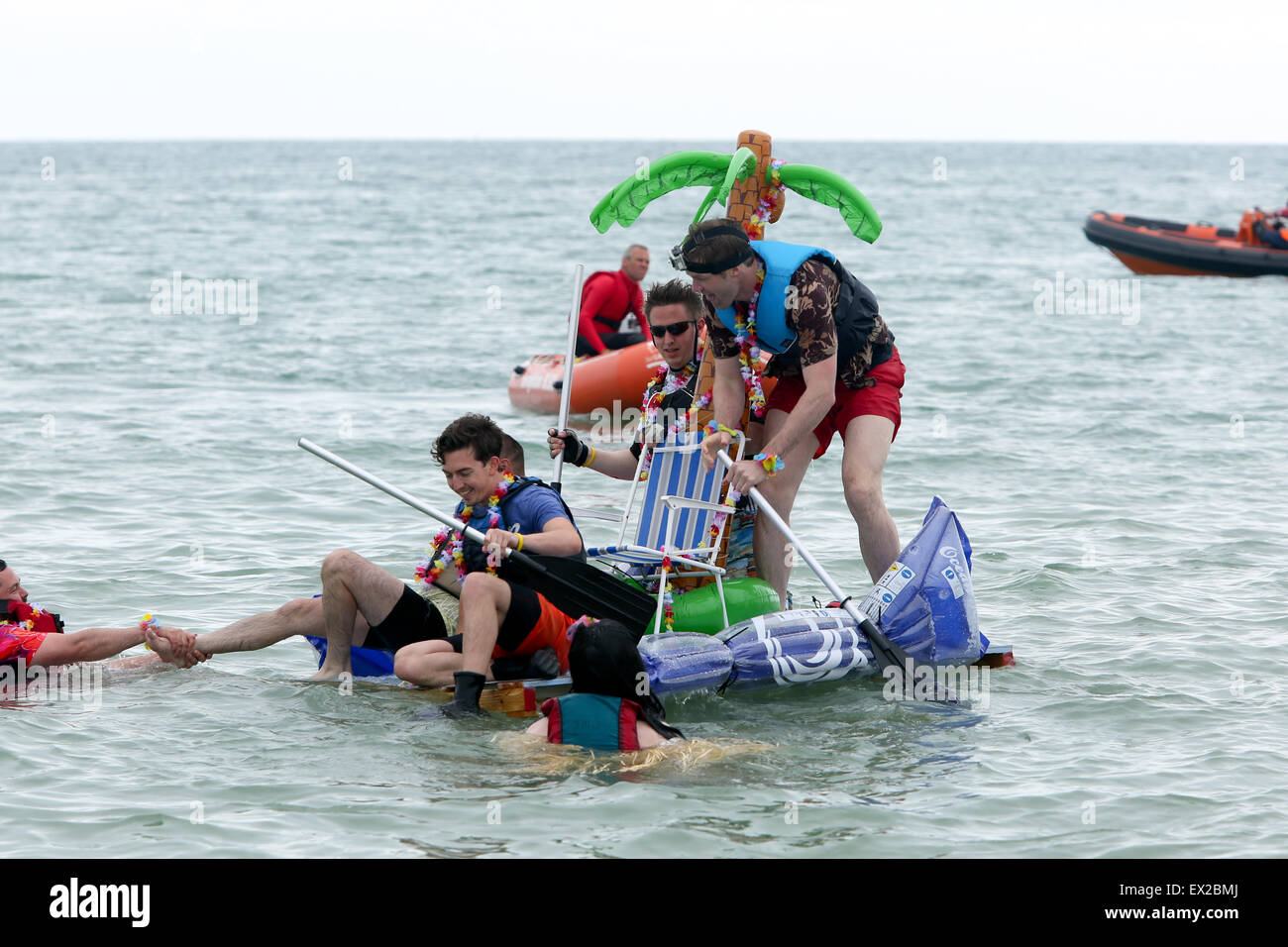 Paddeln Sie etwas Ungewöhnliches am Paddle Round the Pier. Paddle Round the Pier Festival ist eine Veranstaltung für Umwelt- und maritime Wohltätigkeitsorganisationen, die verschiedene Veranstaltungen auf See wie Paddle Something Unusual veranstaltet, bei denen Gruppen und Organisationen zu einem Floßrennen eingeladen werden. Die Teilnehmer bauen ihre eigenen Flöße aus recyceltem Material und betreten den kühlen englischen Kanal am Brighton Beach mit Hilfe von Wohltätigkeit. Dies geschieht in Hove Rasen, City of Brighton & Hove, East Sussex, Großbritannien. 5.. Juli 2015 Stockfoto