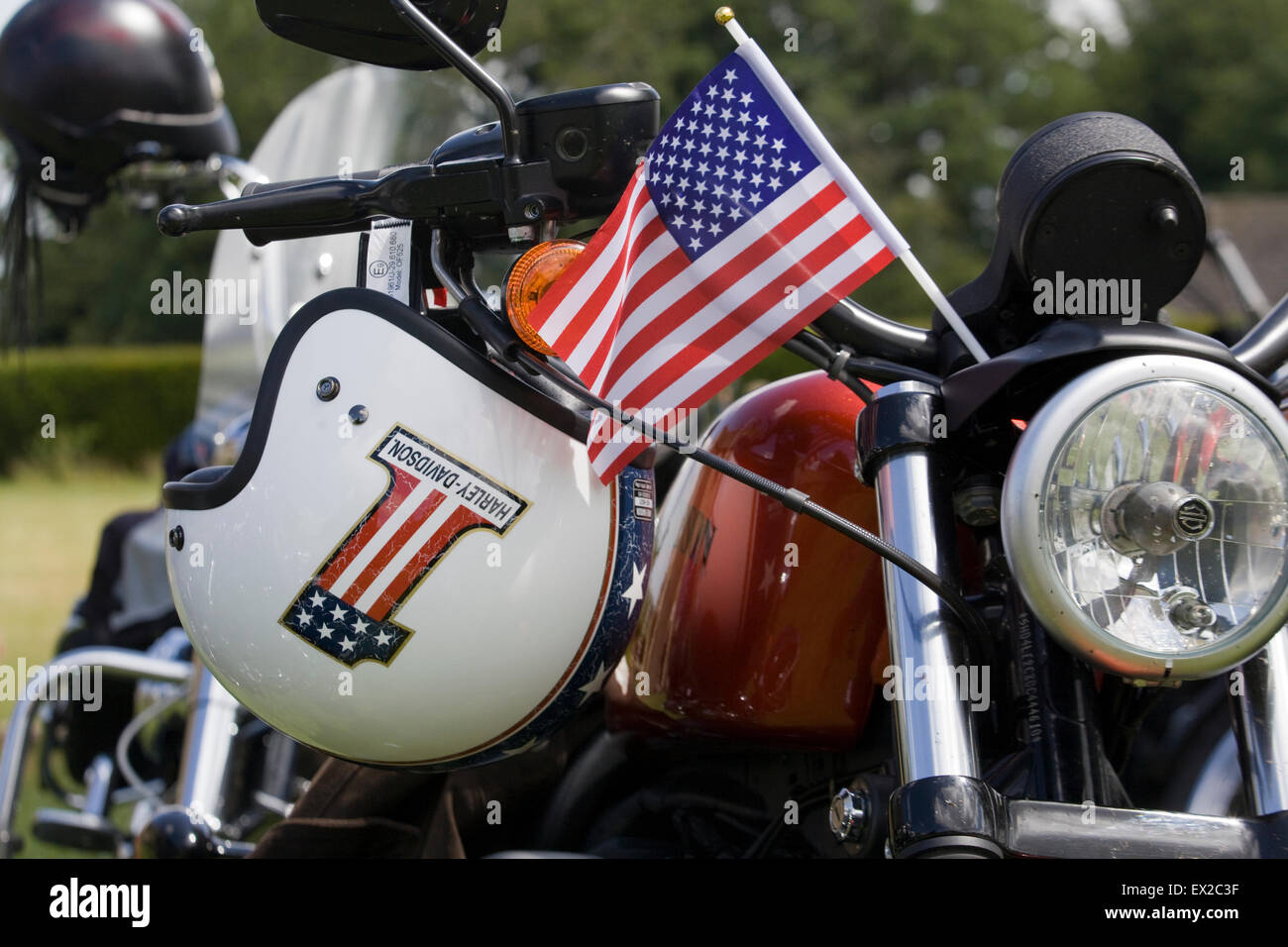 Stars And Stripes Flagge und Helm auf einer Harley-Davidson Motorrad-abstrakt Stockfoto