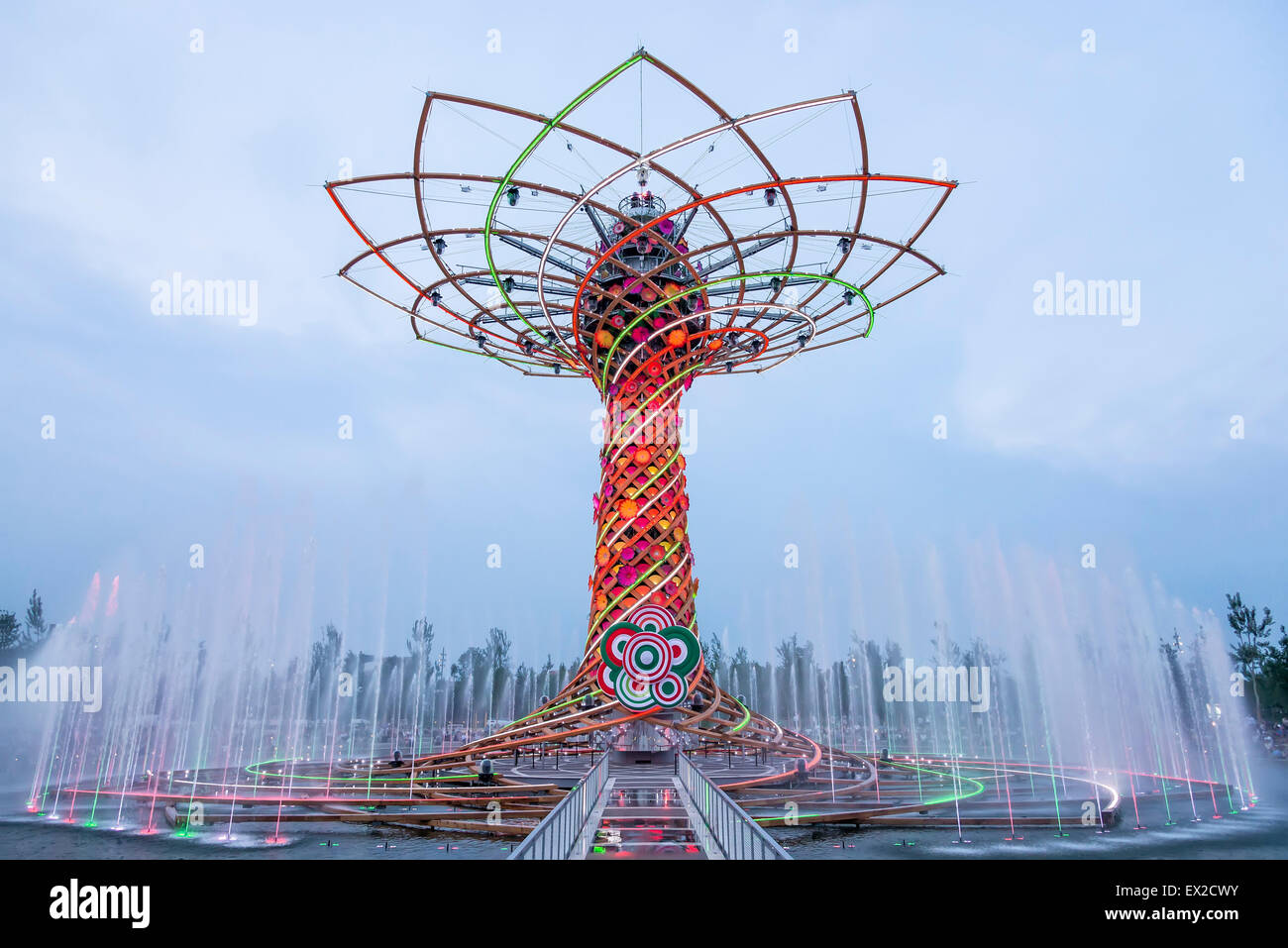 Mailand, Italien - 6. Juni 2015: Blick auf den Baum des Lebens, während Wasser-Spiel-Show. Der Baum des Lebens ist das Symbol der Expo 2015. Stockfoto