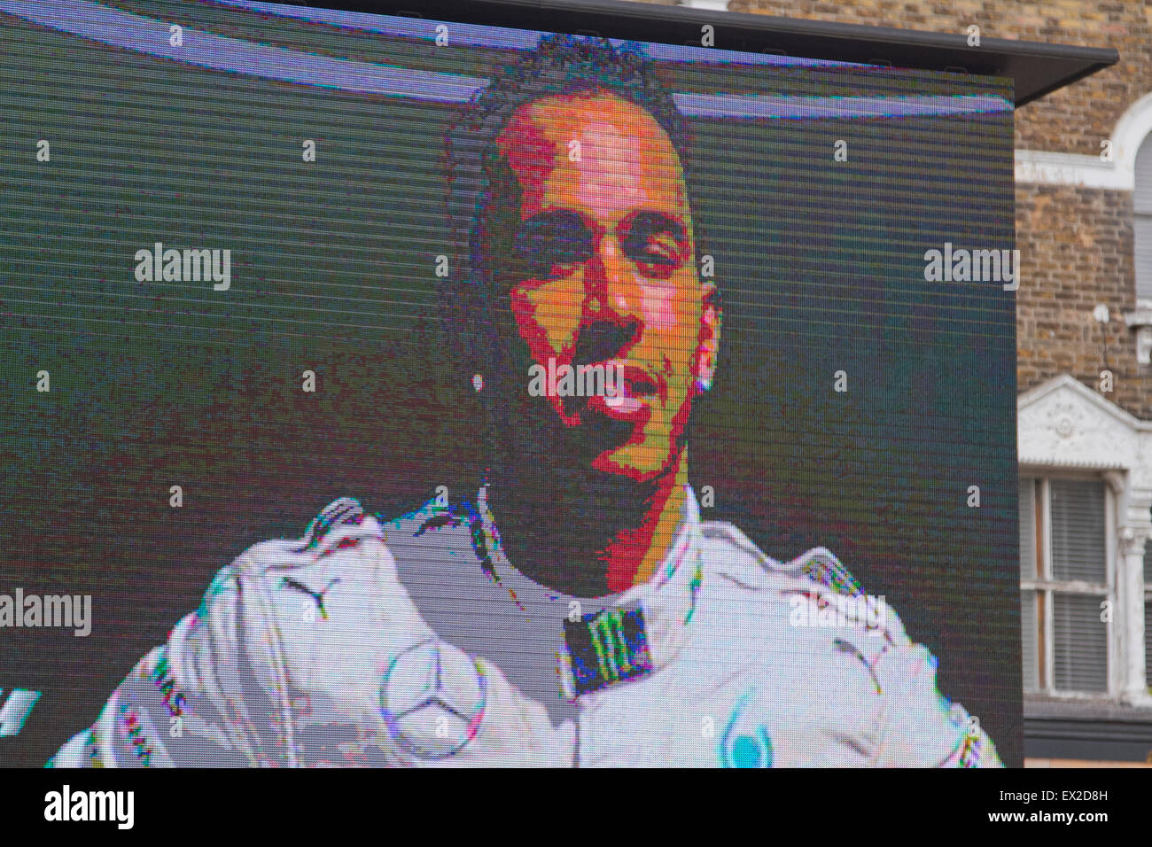 Wimbledon, London, UK. 5. Juli 2015. Zuschauer beobachten Lewis Hamilton Formula1 British Grand Prix in Silverstone auf einer Großleinwand im Stadtzentrum von Wimbledon Kredit zu gewinnen: Amer Ghazzal/Alamy Live-Nachrichten Stockfoto