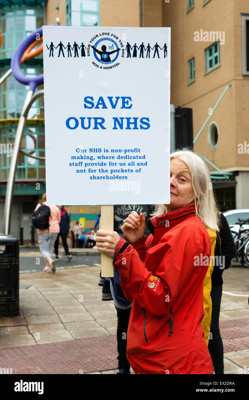 Bristol, UK. 5. Juli 2015. Dutzende von Menschen erweisen sich solidarisch für die NHS. Die Gruppe protestieren gegen Kürzungen und Privatisierung des NHS. Bildnachweis: Rob Hawkins/Alamy Live-Nachrichten Stockfoto