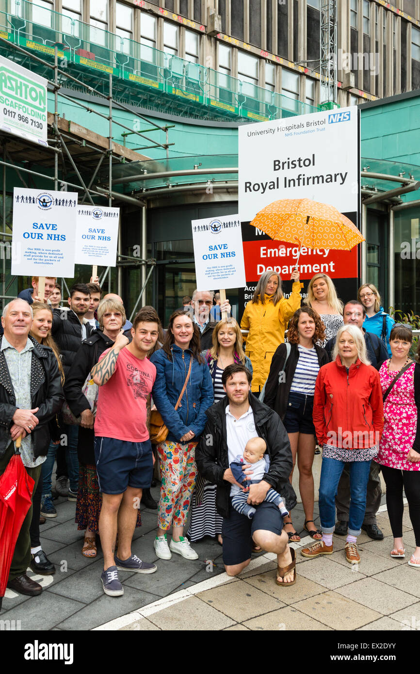 Bristol, UK. 5. Juli 2015. Dutzende von Menschen erweisen sich solidarisch für die NHS. Die Gruppe protestieren gegen Kürzungen und Privatisierung des NHS. Bildnachweis: Rob Hawkins/Alamy Live-Nachrichten Stockfoto