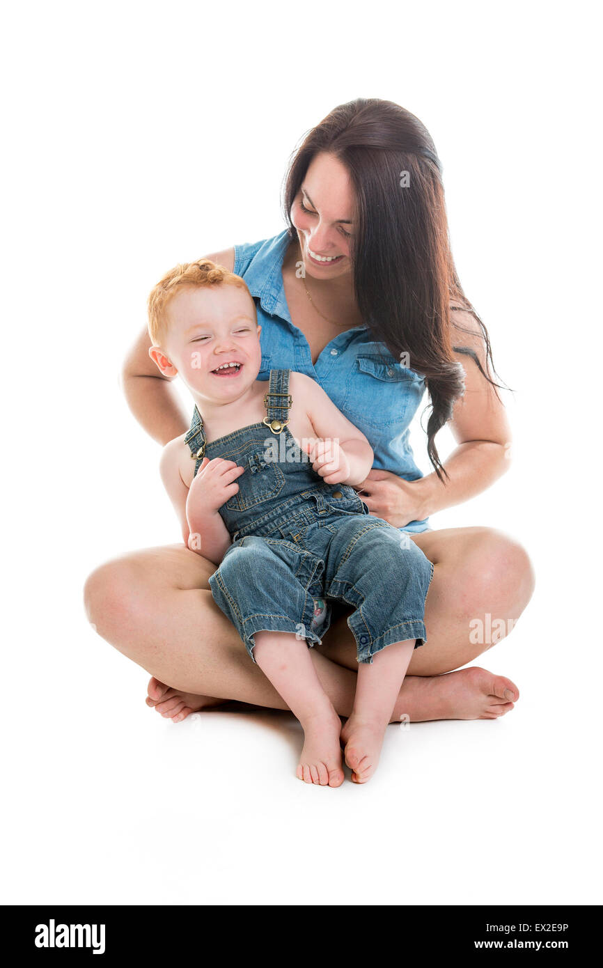 Baby Junge mit seiner Mutter in einem isolierten weißen Hintergrund Stockfoto