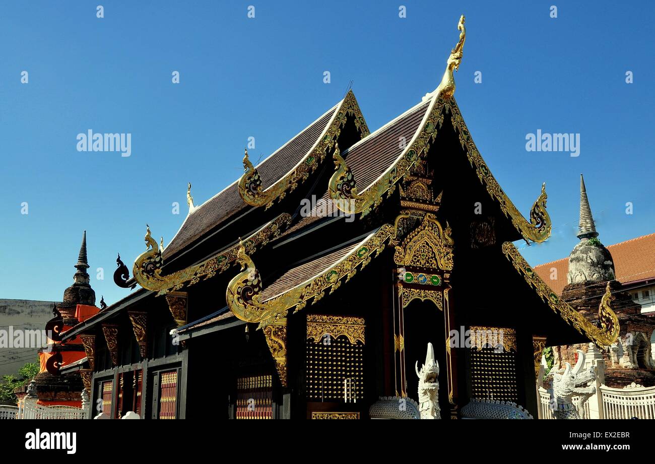 Chiang Mai, Thailand: Teak Holz Vihan mit vergoldeten Dach Drachen, Ornamente Chofah am Wat Inthakhin Saduemuang Stockfoto