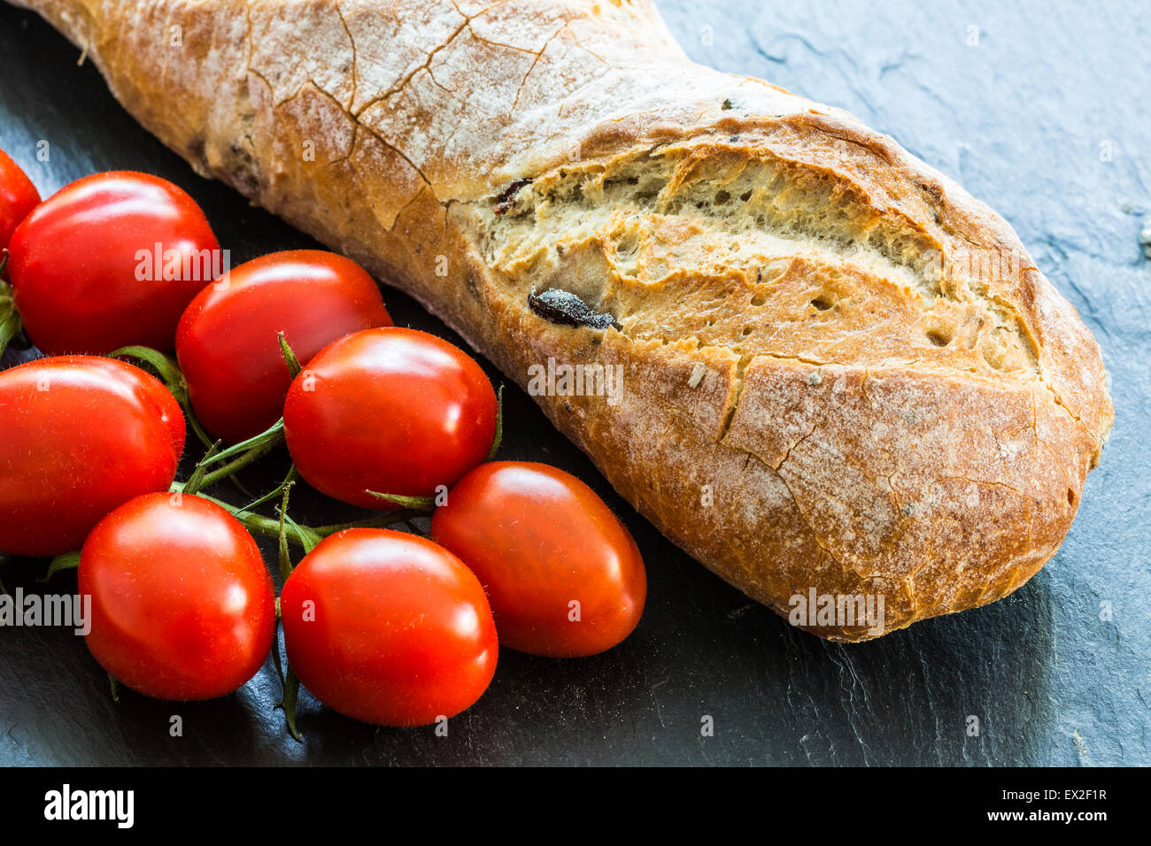 Frische Olive Bead und Eiertomaten auf Schiefer Hintergrund Stockfoto