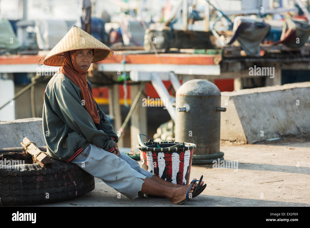 Unbekannte Frauen traditionell setzen Strohhut auf dem Kopf stehen und unter ihnen zu reden, während sie warten, bis die Fischerboote Stockfoto