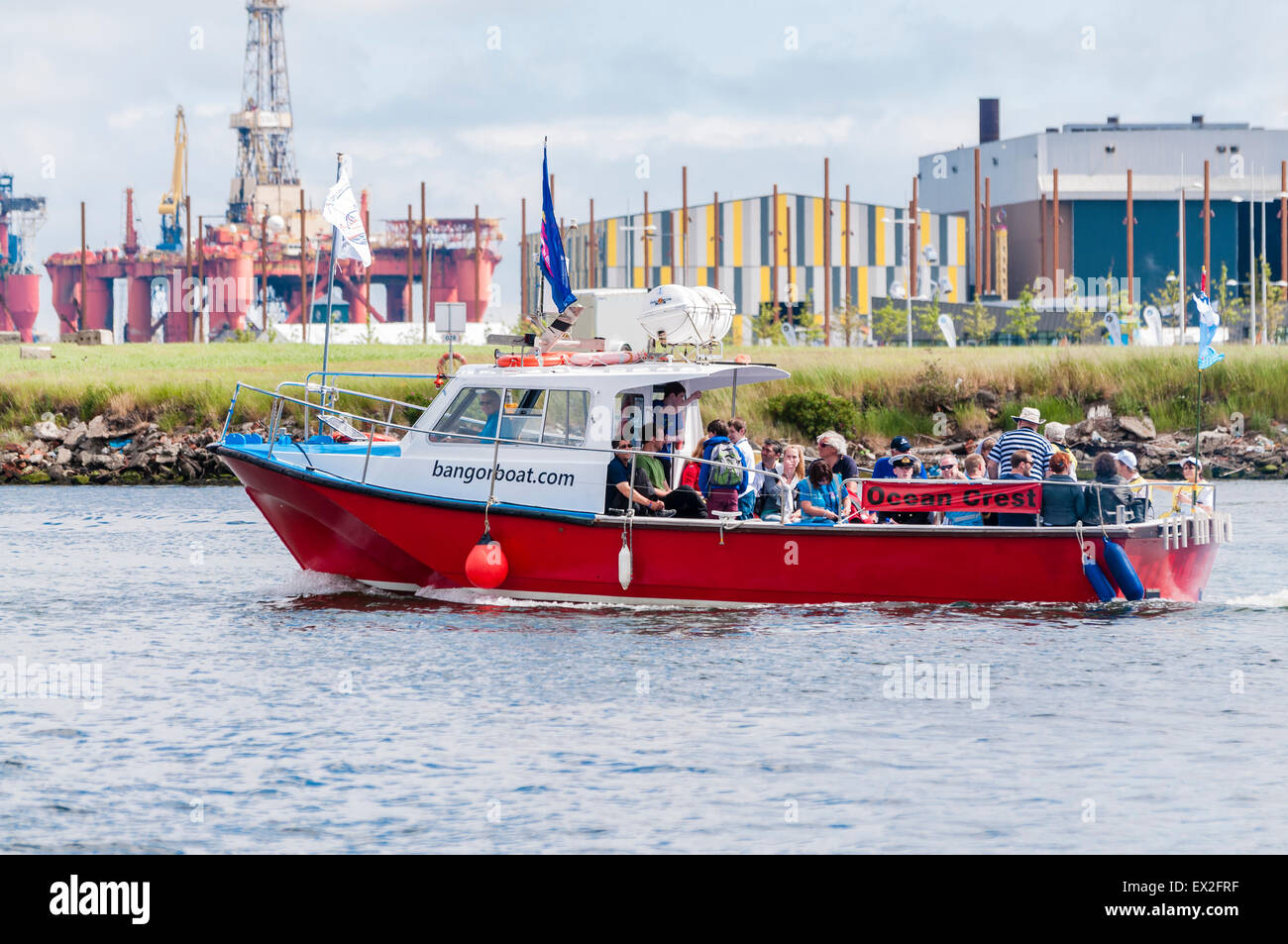 Die Ocean Crest (Bangor Boat Company) nimmt Passagiere auf eine Reise rund um die Titanic Quarter, Belfast in einem Flusstaxi Stockfoto