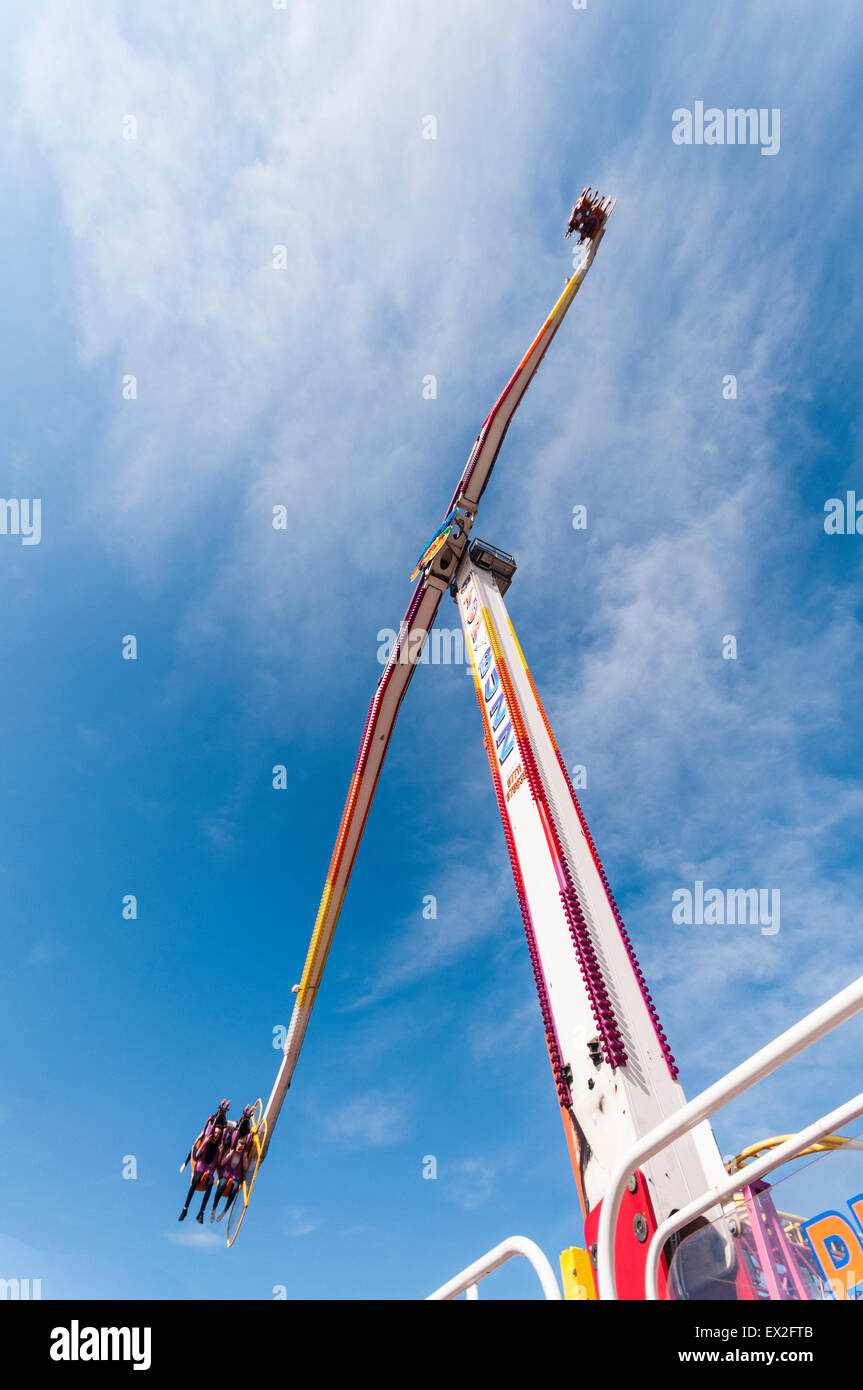 Personen fahren einen 100ft Kirmes Fahrt drehen Stockfoto