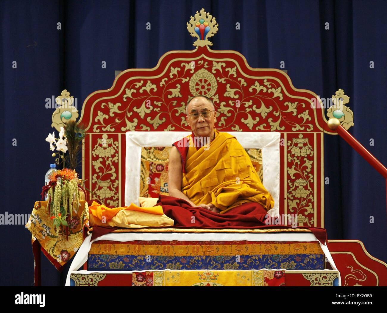 Hamburg, Deutschland. 27. Juli 2007. Der Dalai Lama auf seinem Thron in Hamburg, Deutschland, 27. Juli 2007 abgebildet. Der 72 Jahre alte Friedensnobelpreisträger endete seine zehn-Tage-Besuch in Hamburg mit einem Segen und weiter nach Freiburg, Deutschland am 28. Juli Vortrag zum Thema Wirtschaft und Spiritualität. Foto: Sebastian Widmann/Dpa/Alamy Live News Stockfoto