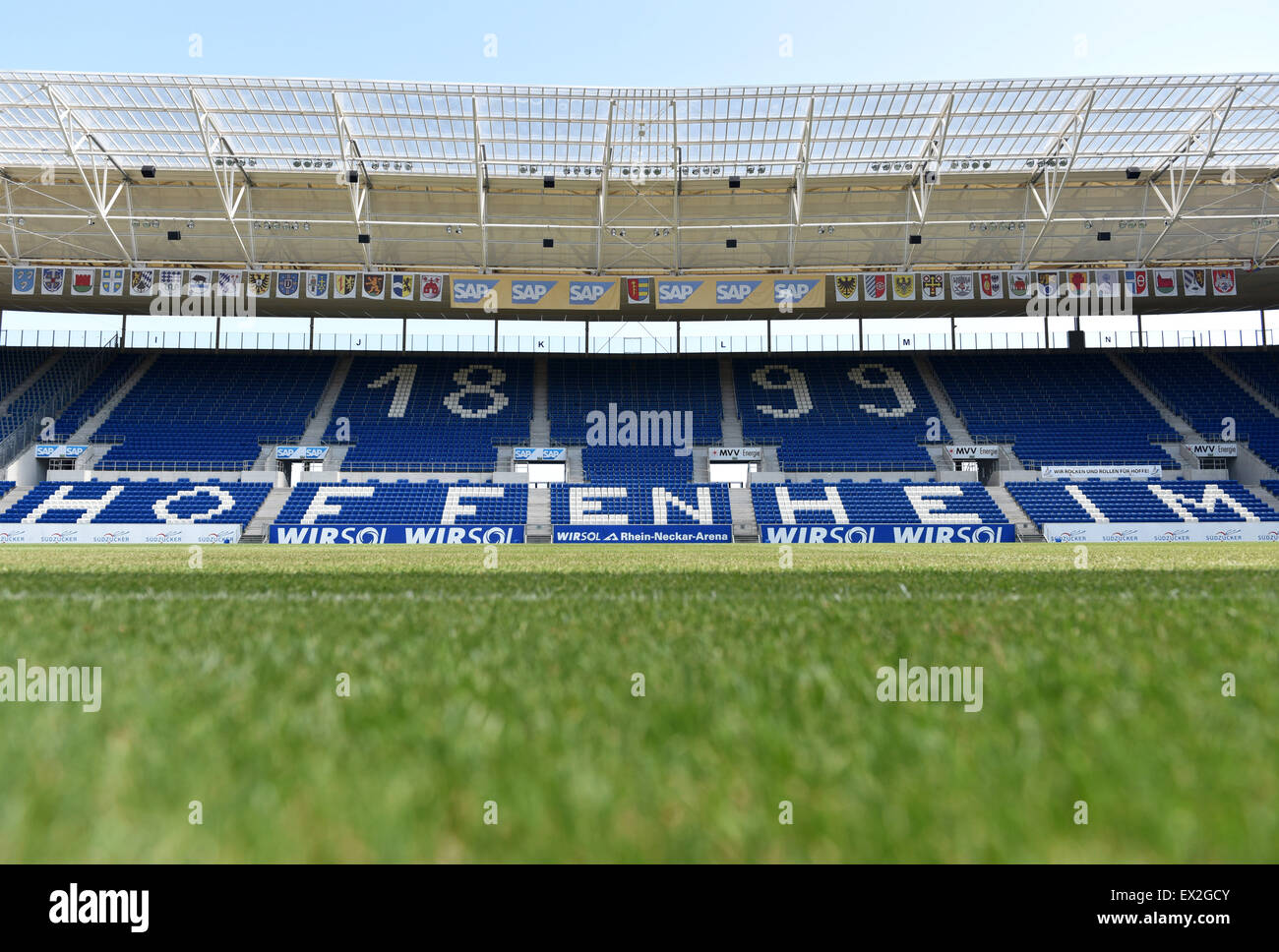 Sinsheim, Deutschland. 5. Juli 2015. Hoffenheim Stadion beim Kick-off Training der deutschen Fußball-Bundesliga-Fußball-Club TSG Hoffenheim in Sinsheim, Deutschland, 5. Juli 2015. Foto: UWE ANSPACH/Dpa/Alamy Live News Stockfoto