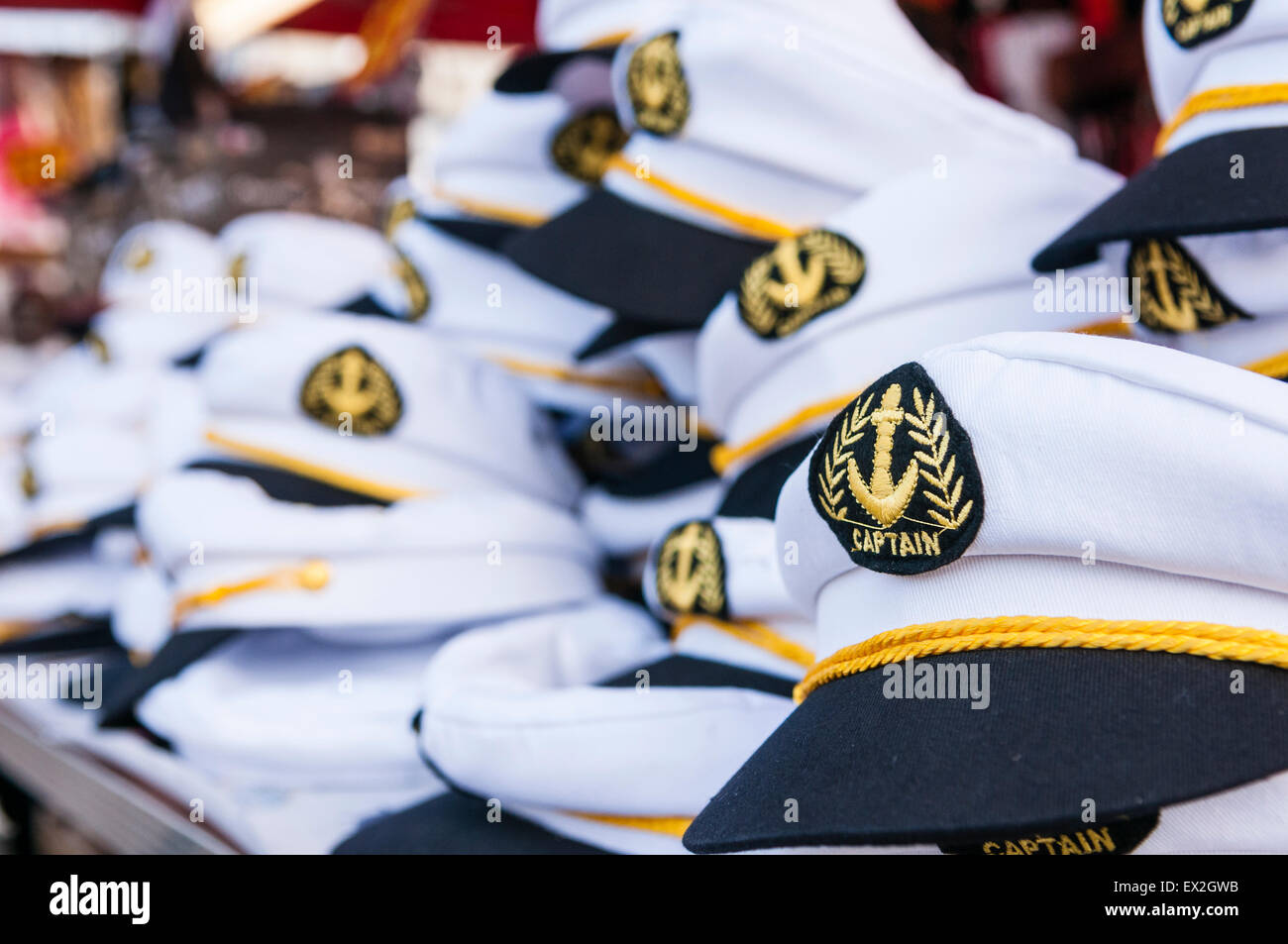 Kapitän Hüte zum Verkauf zu einem maritimen Events Stockfoto