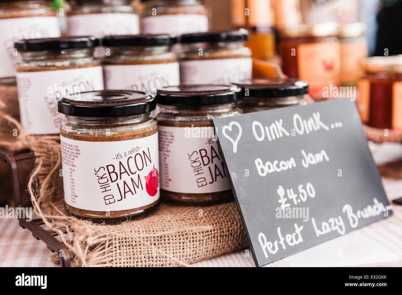 Gläser mit Speck, Marmelade zum Verkauf am Marktstand Stockfoto