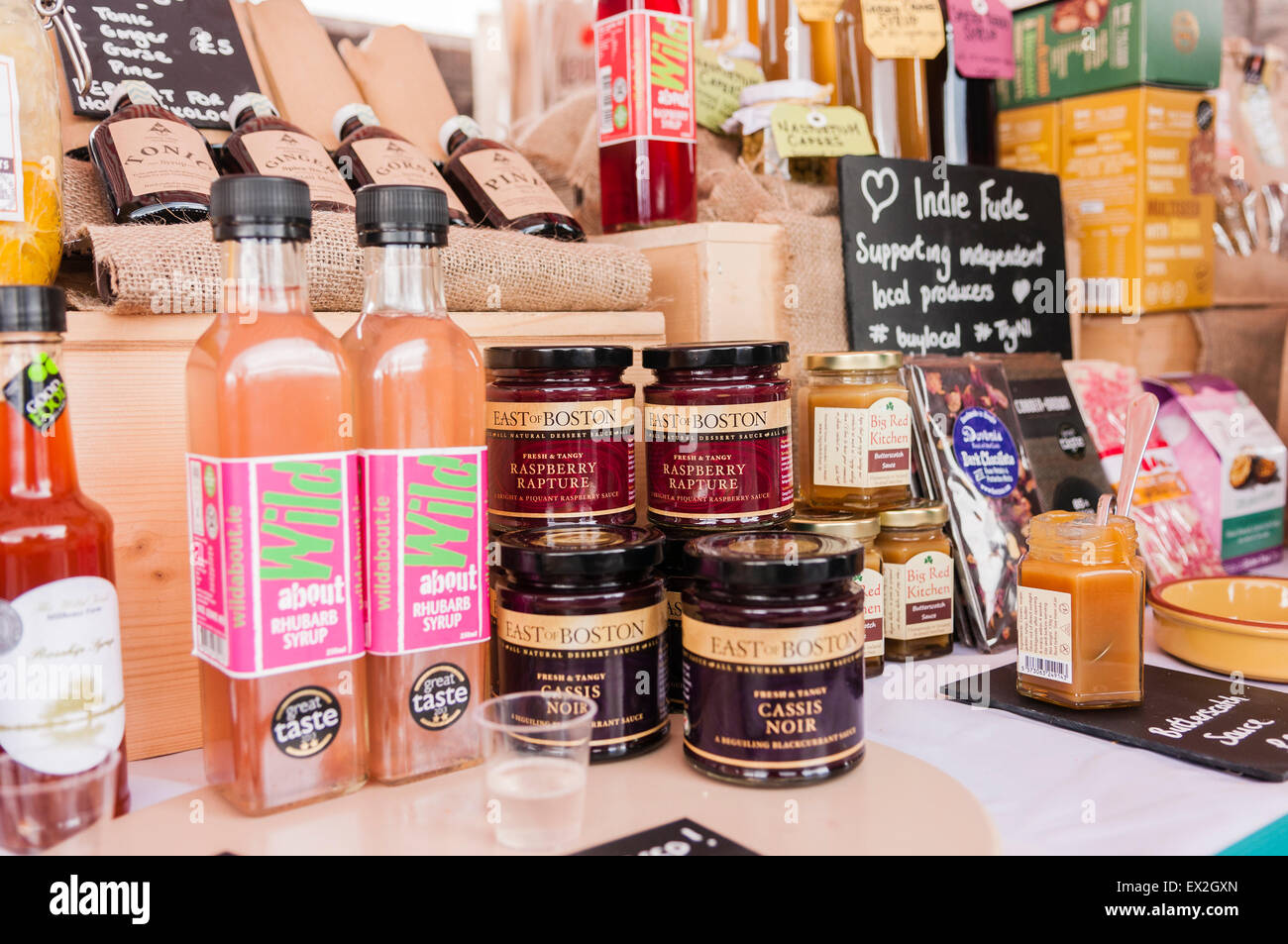 Lokal produzierte Deli Produkte wie Marmelade, Sirup und Gebäck zum Verkauf an einem Marktstand Stockfoto