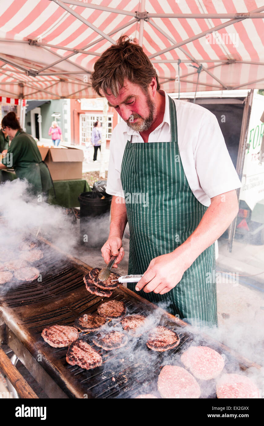Ein Mann testet die Temperatur des Hamburger in einem Lebensmittel-Messe Stockfoto