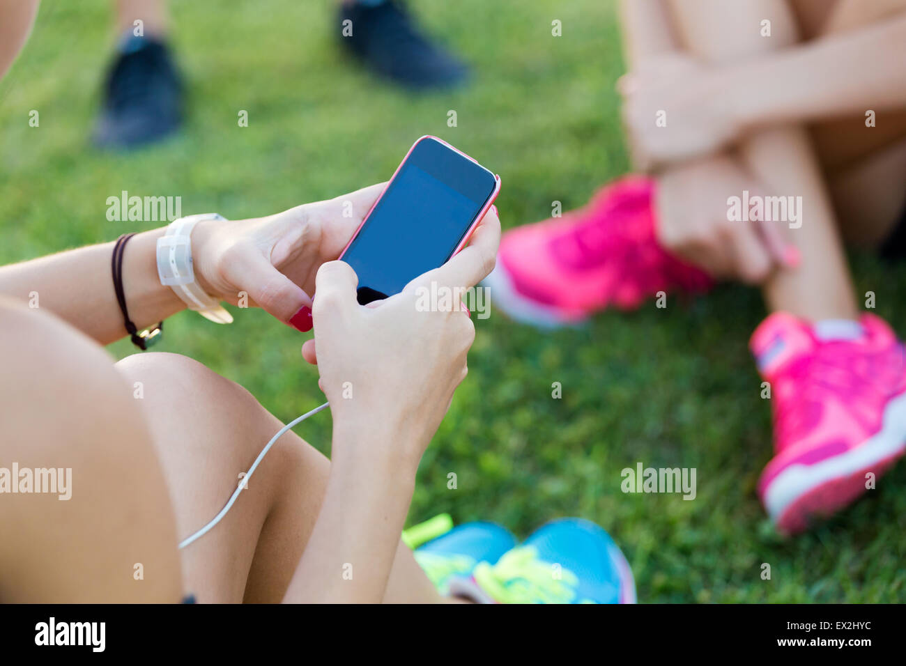 Outdoor Portrait von Mädchen, die Spaß im Park mit Handy laufen. Stockfoto