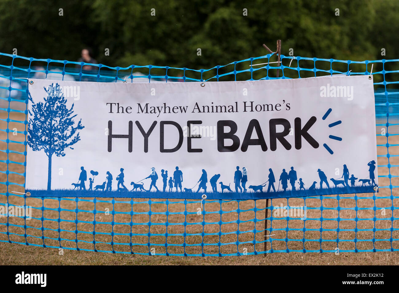 London, UK. 5. Juli 2015. Besucher brachten ihre vierbeinigen Freunde zum Hyde Park, bekannt als "Bellen" Hyde eine leichte hearted, spaßige Hundeausstellung mit Promi-Jury, Bewusstsein und die Mittel für alle Obdachlosen Tiere bei The Mayhew Tier Home zu erhöhen. Bildnachweis: Stephen Chung/Alamy Live-Nachrichten Stockfoto