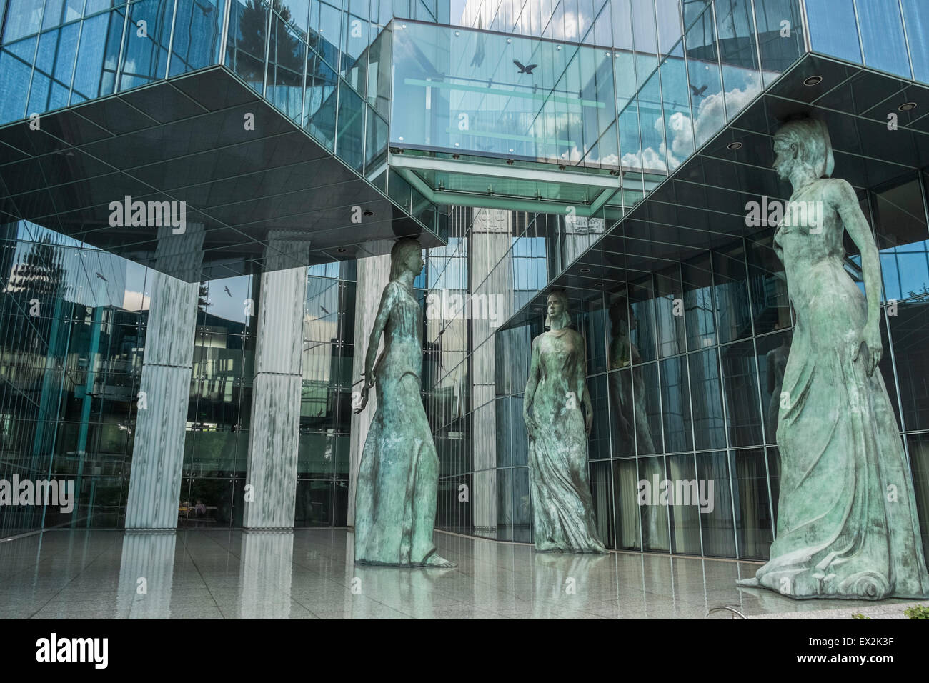 Die Außenarchitektur des Supreme Court Building, Warschau, Polen. Die 3 Bronze Karyatiden verkörpern glaube, Hoffnung und Liebe. Stockfoto