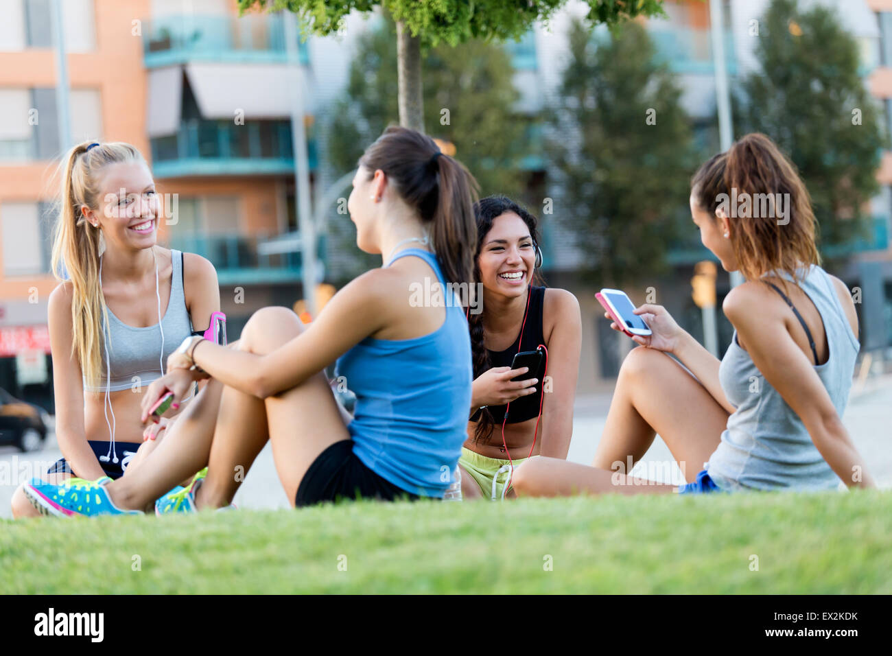 Outdoor Portrait von Mädchen, die Spaß im Park mit Handy laufen. Stockfoto