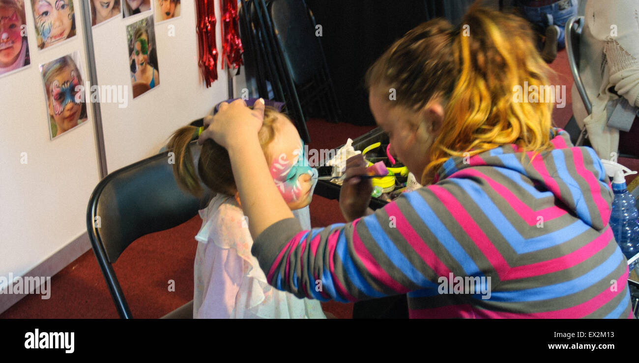 Der Künstler malt das Gesicht eines Mädchens auf der Royal in Adelaide South Australia Stockfoto