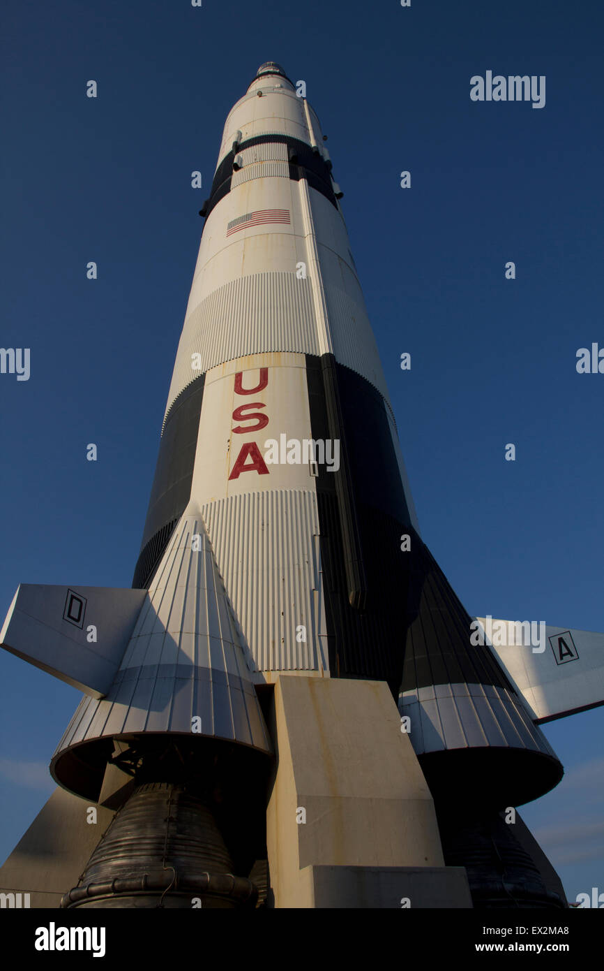 Eine Nachbildung des NASA Arbeitstier Saturn V-Rakete überragt Davidson Zentrum für Weltraumforschung, Huntsville, AL Stockfoto