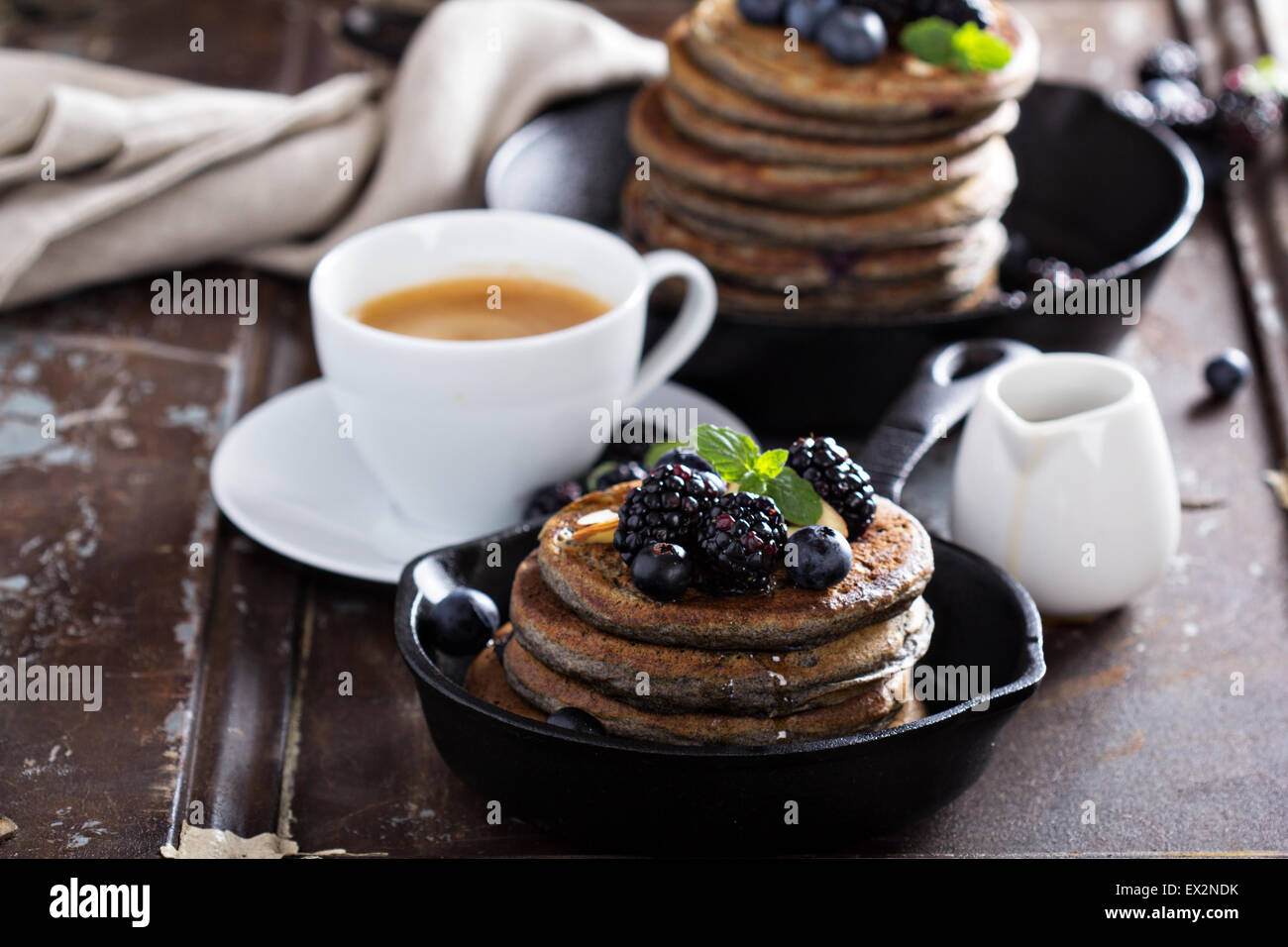 Heidelbeer-Pfannkuchen mit Buchweizenmehl zum Frühstück Stockfoto