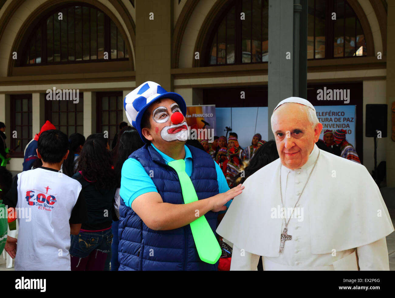 La Paz, Bolivien, 5. Juli 2015. Ein Clown posiert mit einem lebensgroßen Karton-Ausschnitt von Papst Franziskus bei einer Veranstaltung, um seinen bevorstehenden Besuch in Bolivien zu feiern. Papst Franziskus wird La Paz am 8. Juli während seiner 3-tägigen Reise nach Bolivien besuchen. Stockfoto