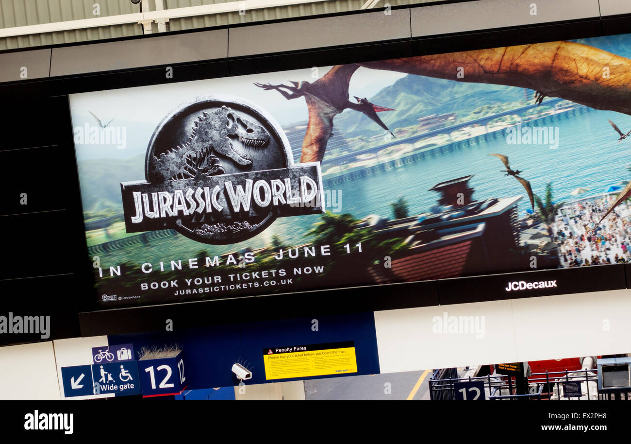 Ein Werbeplakat Plakat für den Film Jurassic World, Waterloo Station, London UK Stockfoto
