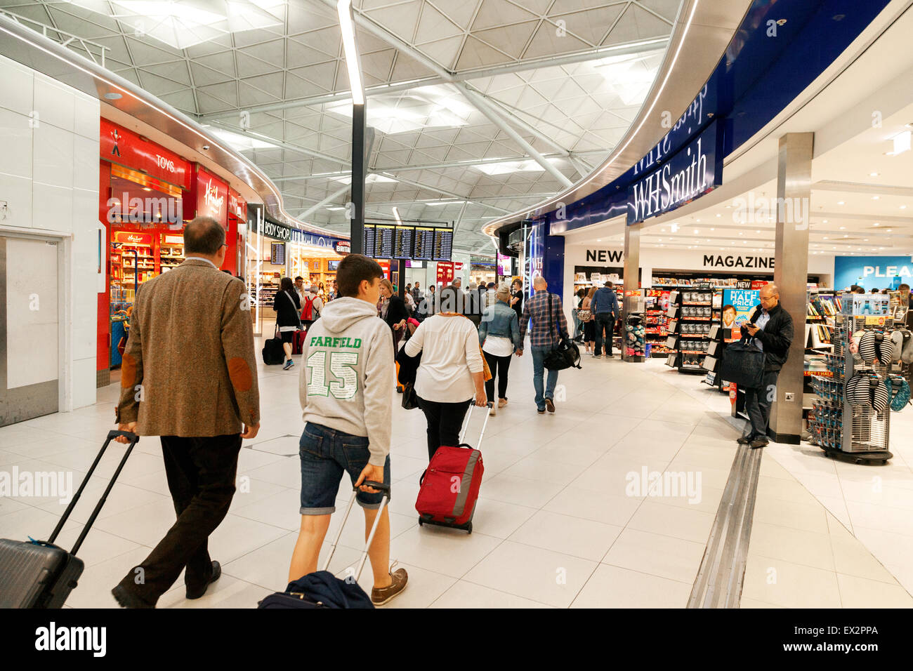 Menschen und Geschäfte in der Abflughalle Flughafen Stansted Essex UK Stockfoto