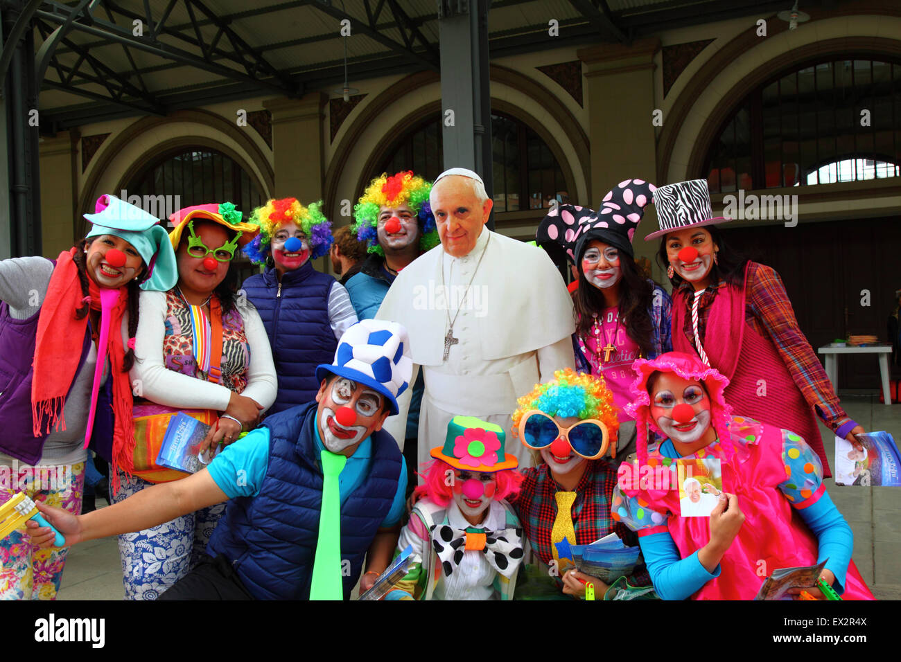 La Paz, Bolivien, 5. Juli 2015. Eine Gruppe von Clowns posieren für ein Foto mit einer lebensgroßen Karton Ausschnitt von Papst Franziskus bei einer Veranstaltung seiner bevorstehenden Besuch in Bolivien zu feiern. Papst Franziskus besuchen La Paz am 8. Juli während seines 3-tägigen Reise nach Bolivien. Stockfoto