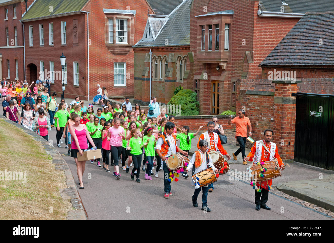 Lichfield, Staffordshire, UK. 4. Juli 2015. Indischen Tanz Künstler Tanz Sansaar führen ein Parafe bemalte Elefanten zu Lichfield Kathedrale Staffordshire England auf Samstag, 4. Juli 2015 zur Feier der Eröffnung von Lichfield Festival ein zehn-Tages-Veranstaltung mit Dutzenden von Veranstaltungen von internationalen Musikern, Künstlern und Schriftstellern. Bildnachweis: David Keith Jones/Alamy Live-Nachrichten Stockfoto