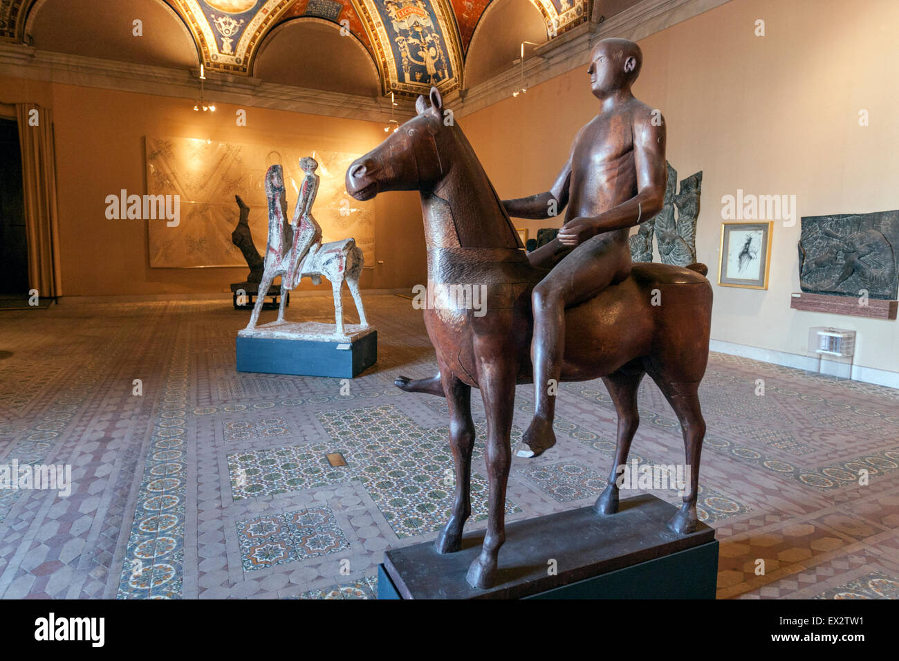 Pferd und junge Skulpturen in der Sammlung moderner religiöser Kunst der Vatikanischen Museen Stockfoto