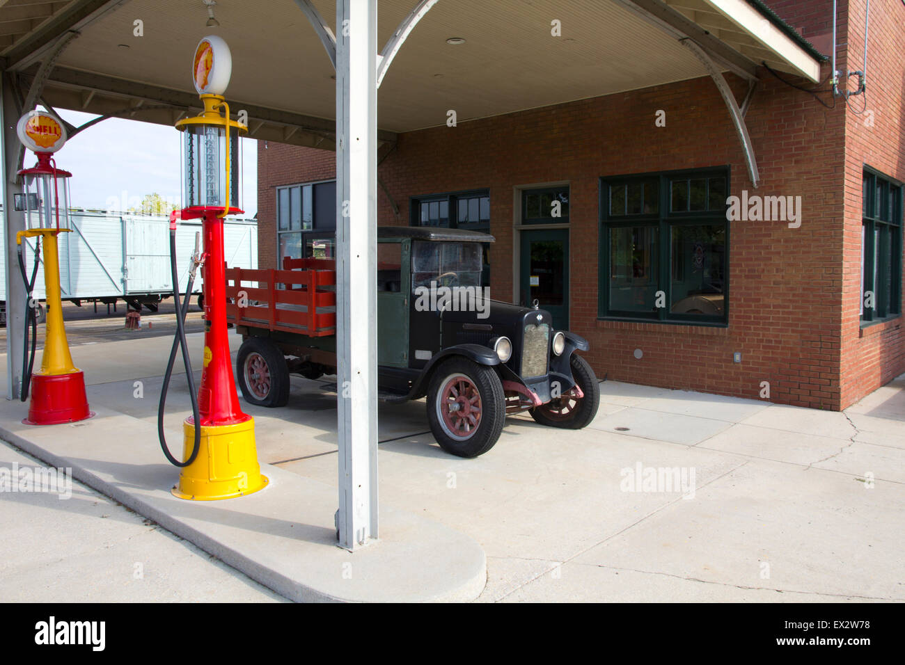 Diese Ausstellung im historischen Huntsville Depot zeigt eine Anfang des 20. Jahrhunderts Tankstelle, Huntsville, AL. Stockfoto