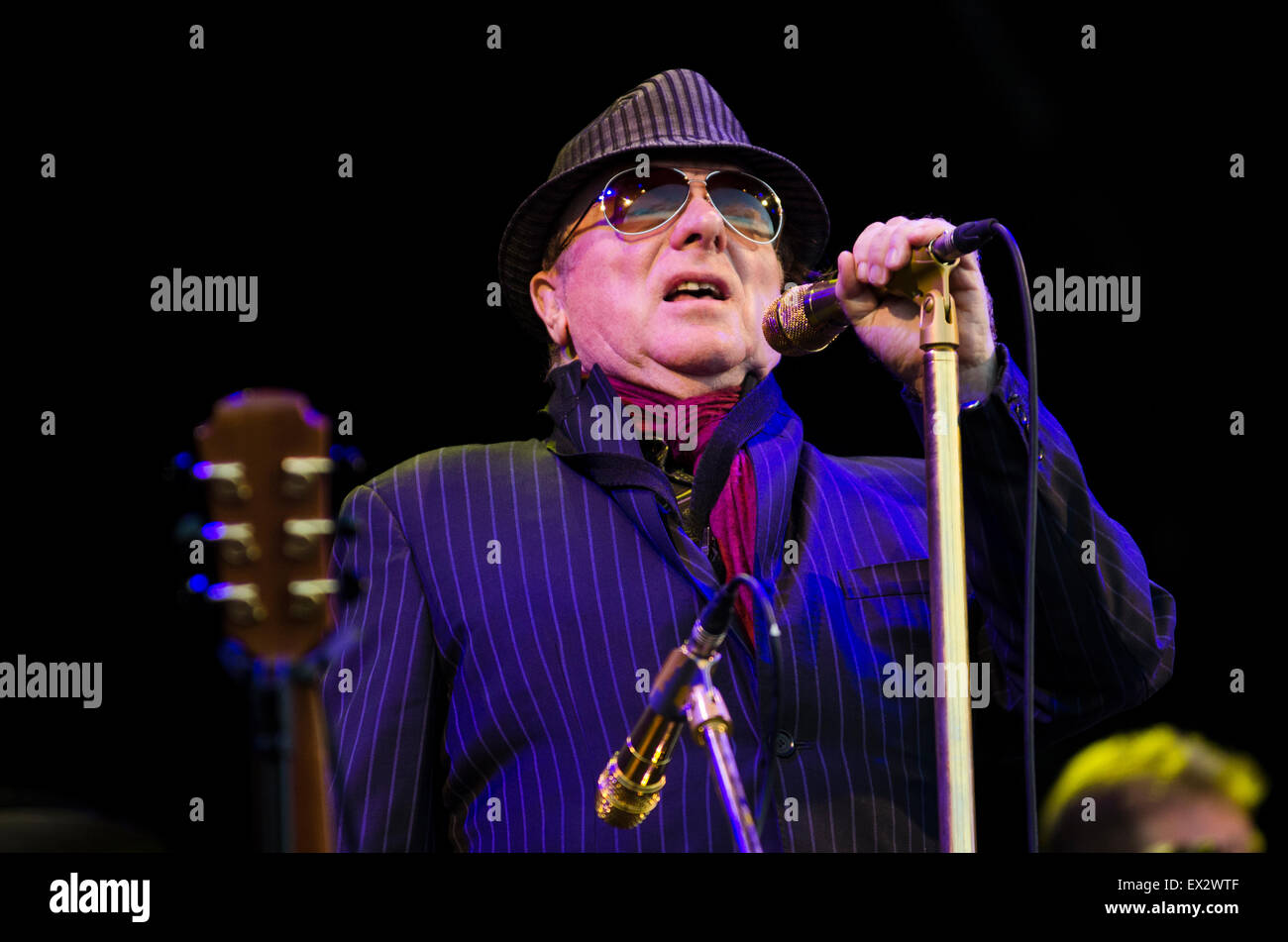 Liebe oberste Jazzfestival, Glynde Platz, Sussex, England, UK. 5. Juli 2015. Van Morrison Schlagzeilen die die Hauptbühne am dritten und letzten Tag des Festivals. Bildnachweis: Francesca Moore/Alamy Live-Nachrichten Stockfoto
