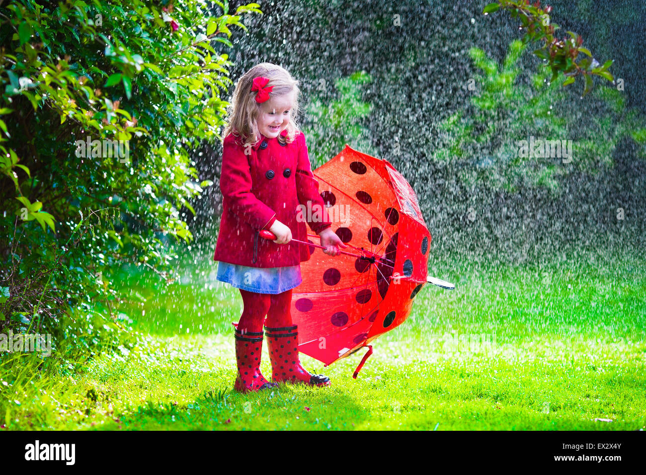 kleines-m-dchen-mit-roten-regenschirm-im-regen-zu-spielen-kinder