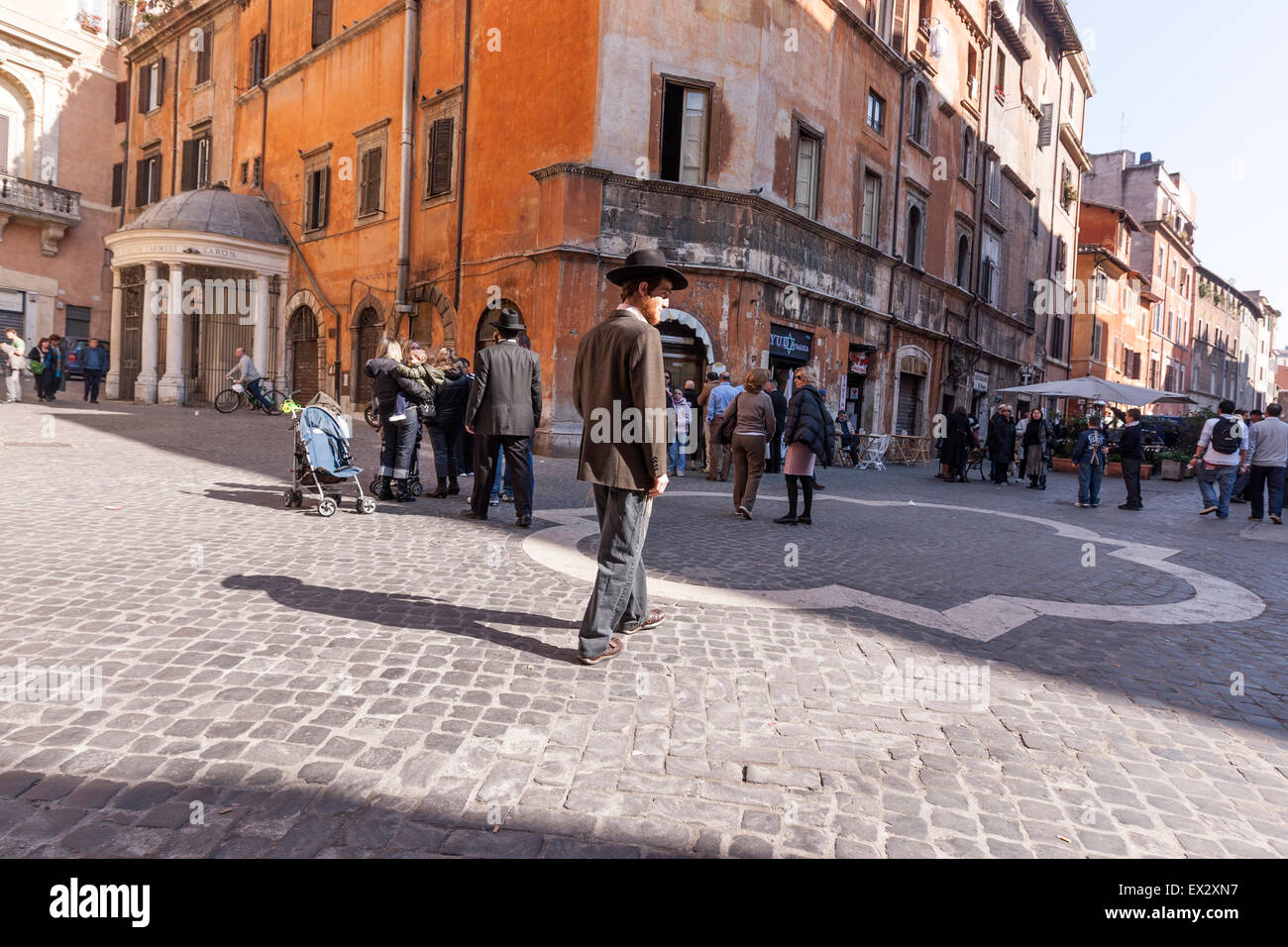 Die Menschen in der Piazza Costaguti, im Roman Ghetto oder Getto von Rom war ein jüdisches Ghetto gegründet 1555 Stockfoto