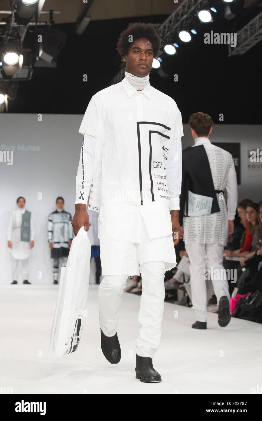 Sammlung von Paulo Jair Ruiz Munoz von Lisaa Modus Paris. Samsonite internationalen Laufsteg-Wettbewerb findet während Graduate Fashion Week 2015 statt. Graduate Fashion Week findet vom 30 Mai bis 2. Juni 2015 an die Old Truman Brewery, Brick Lane. Stockfoto