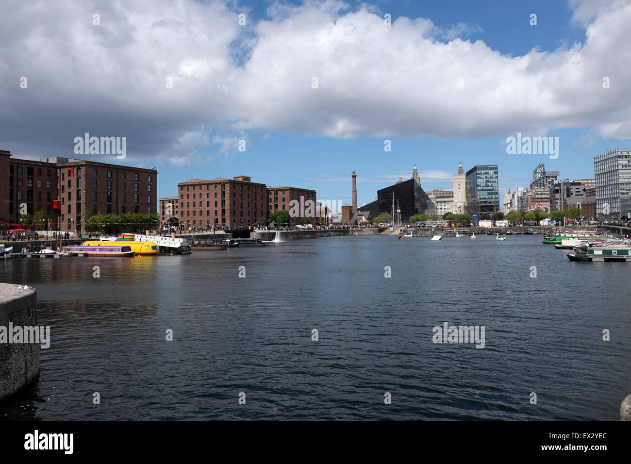 Liverpool-Albert Dock Waterfront sonnigen Himmelblau Stockfoto