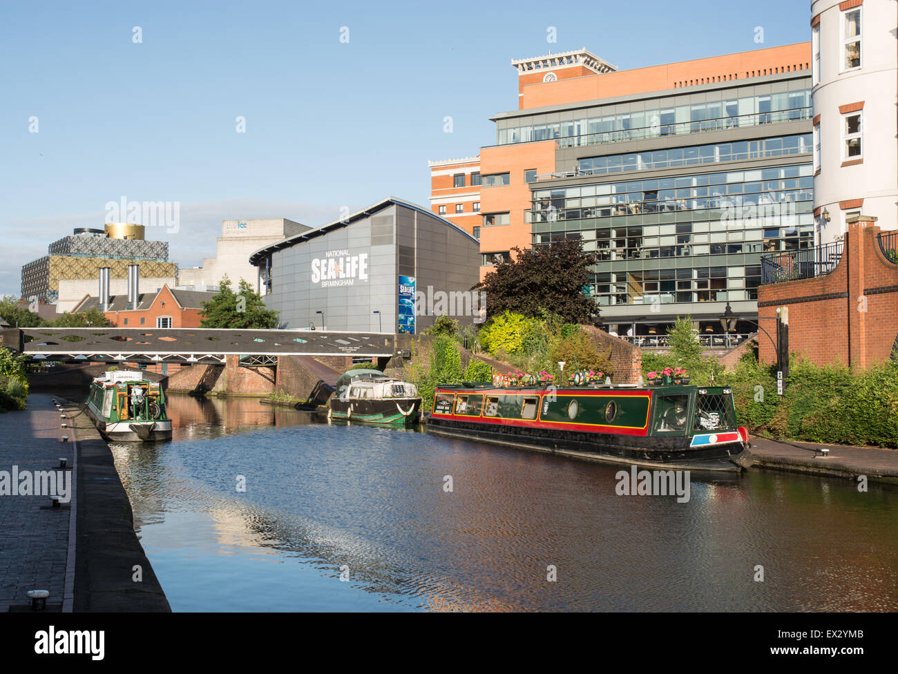 Birmingham Kanal mit National Sea Life Birmingham in Birmingham Stadtzentrum Stockfoto