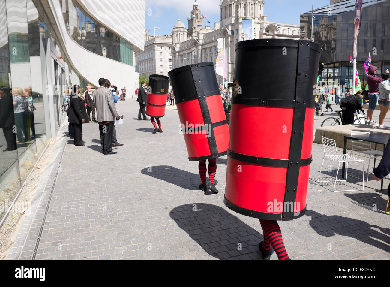 3 Cunard rot schwarz Trichter Street Entertainment Spaß Stockfoto